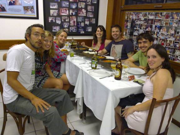 Coma amiga Ana, os padrinhos Rafa e Laura e os sobrinhos Leo e Karen, no restaurante Pirão, em Vitória - ES